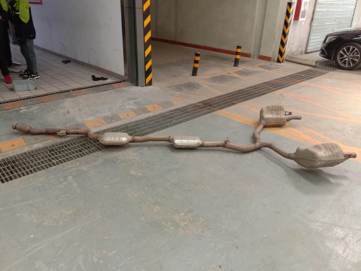 奔驰e300豪华版2024改后排气,天津市金道百世汽车用品