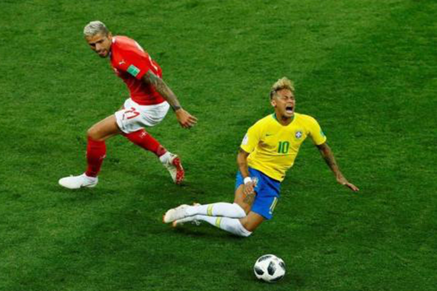 假摔跳水什么意思,假摔是足球的基本技术吗