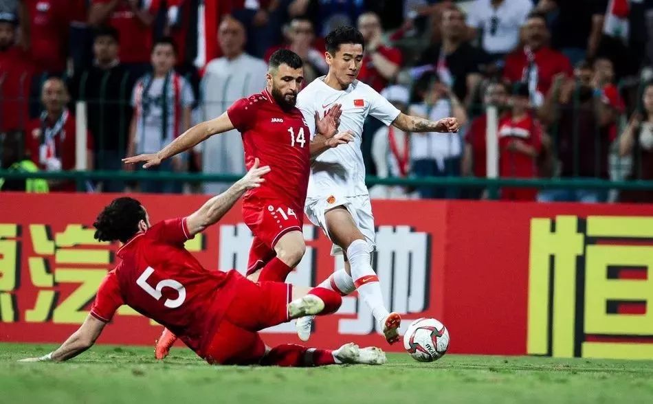 当中国男足脱掉上衣，你就知道他们为何难以崛起？