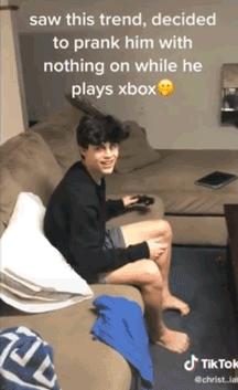 憋疯的外国网红在干嘛？玩尬舞、枕头挑战，还有裸体女友！