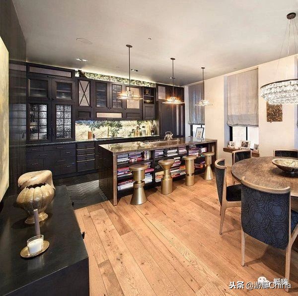 吉娘娘与刘雯一起走秀,刘雯吉娘娘同台