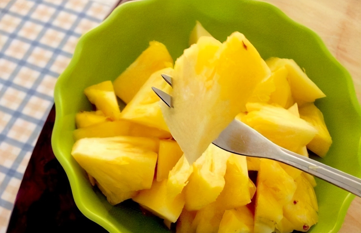 菠萝怎么用盐水泡着吃,吃菠萝之前除了泡盐水还能怎么用