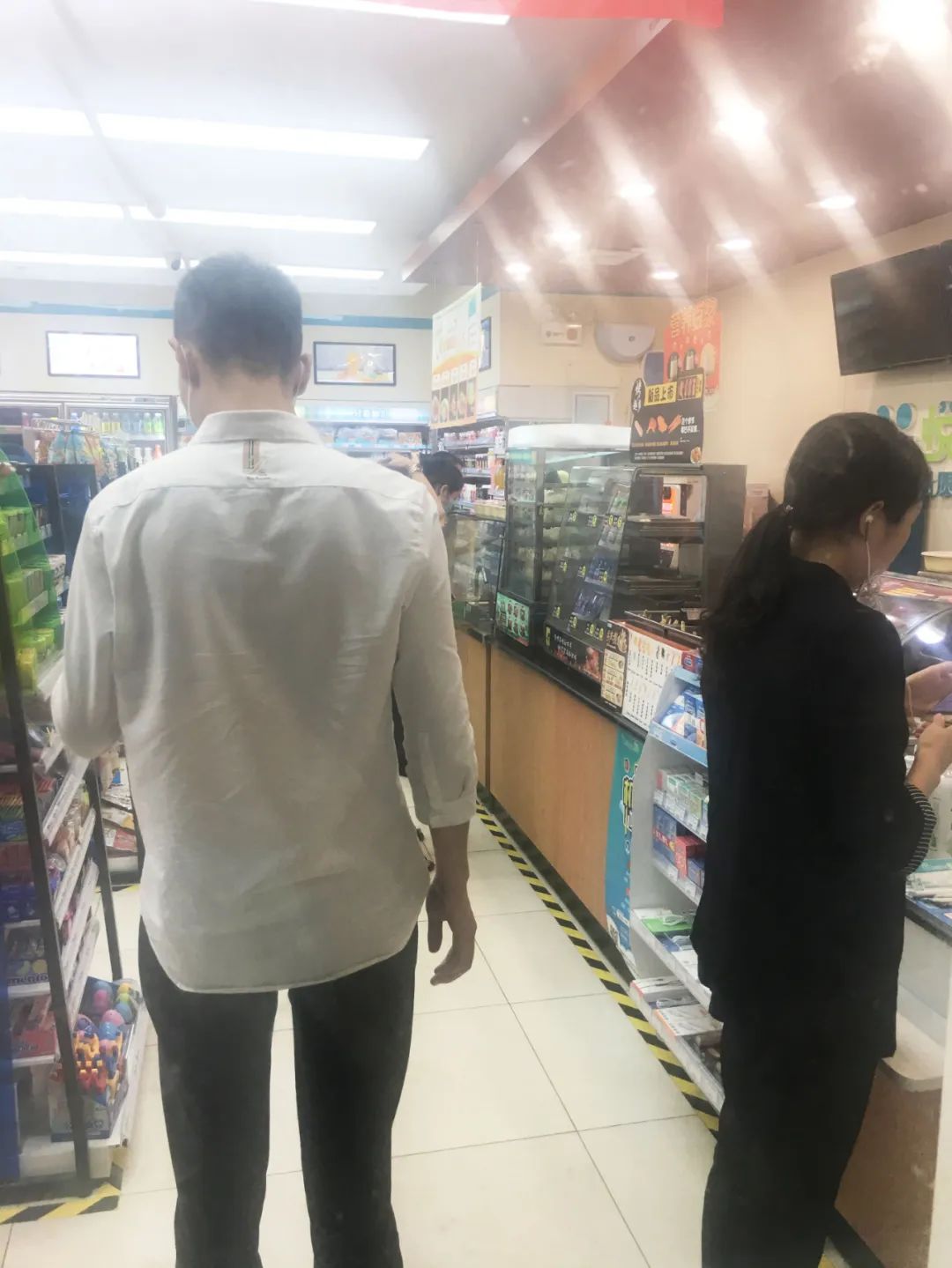 特写|郑州便利店上演“贴身战”，鲜食成各家的“头号*器武**”