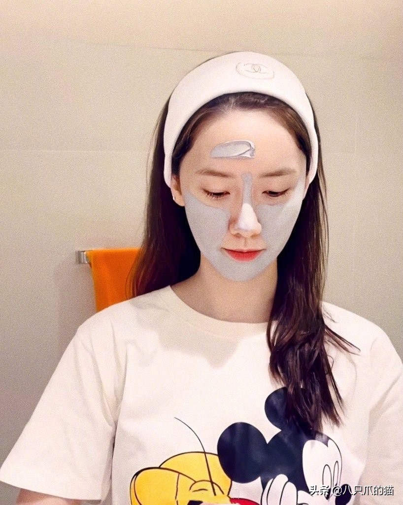 林允儿格子家居服,林允儿宅在家里