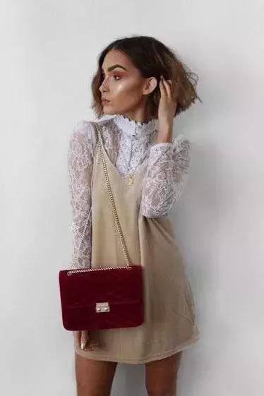 洋气上档次吊带裙秋冬内搭,今年最火的吊带裙内搭