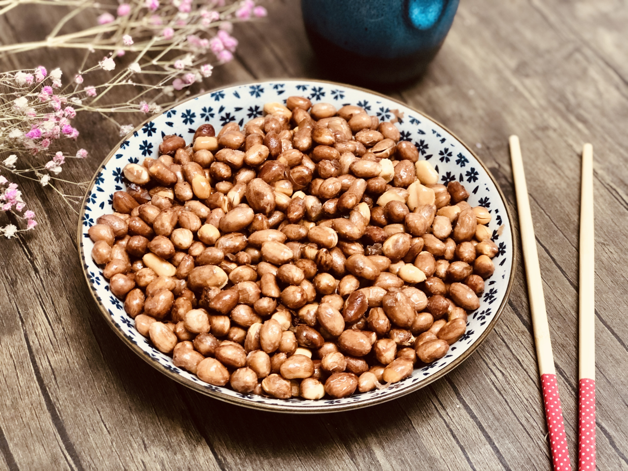 炸花生米，控制不好时间怎么办？多加“一物”，再也不担心炸糊了