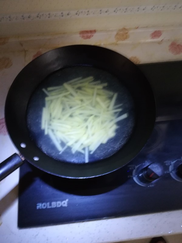 为什么炒土豆丝总粘锅而且还不脆,炒土豆丝怎么不粘锅窍门