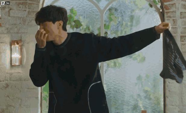 洗衣服把洗衣液倒错槽怎么办,洗衣液直接倒衣服上变色怎么恢复