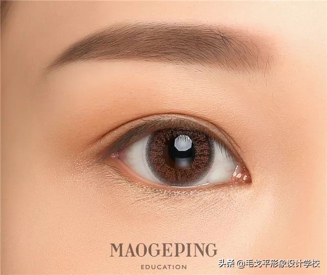 怎么画眼妆才不显脏,想学画眼妆今年最流行的眼妆