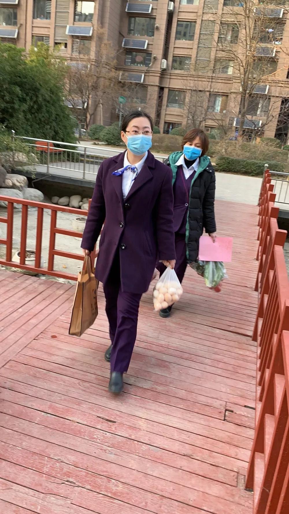 疫情无情人有情爱心蔬菜送一线,疫情无情人有情超市平价回馈顾客