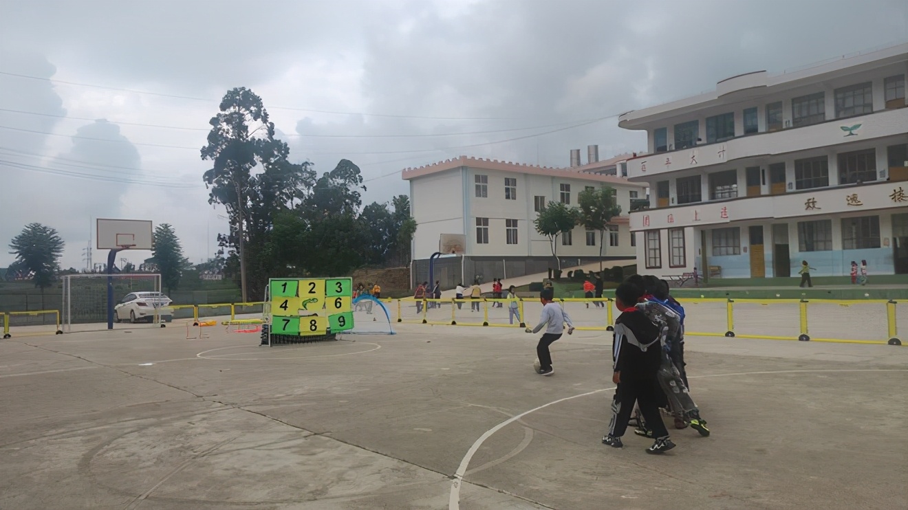 捐百万广告位，3国脚进大山支教孩子狂喜：足球是啥？