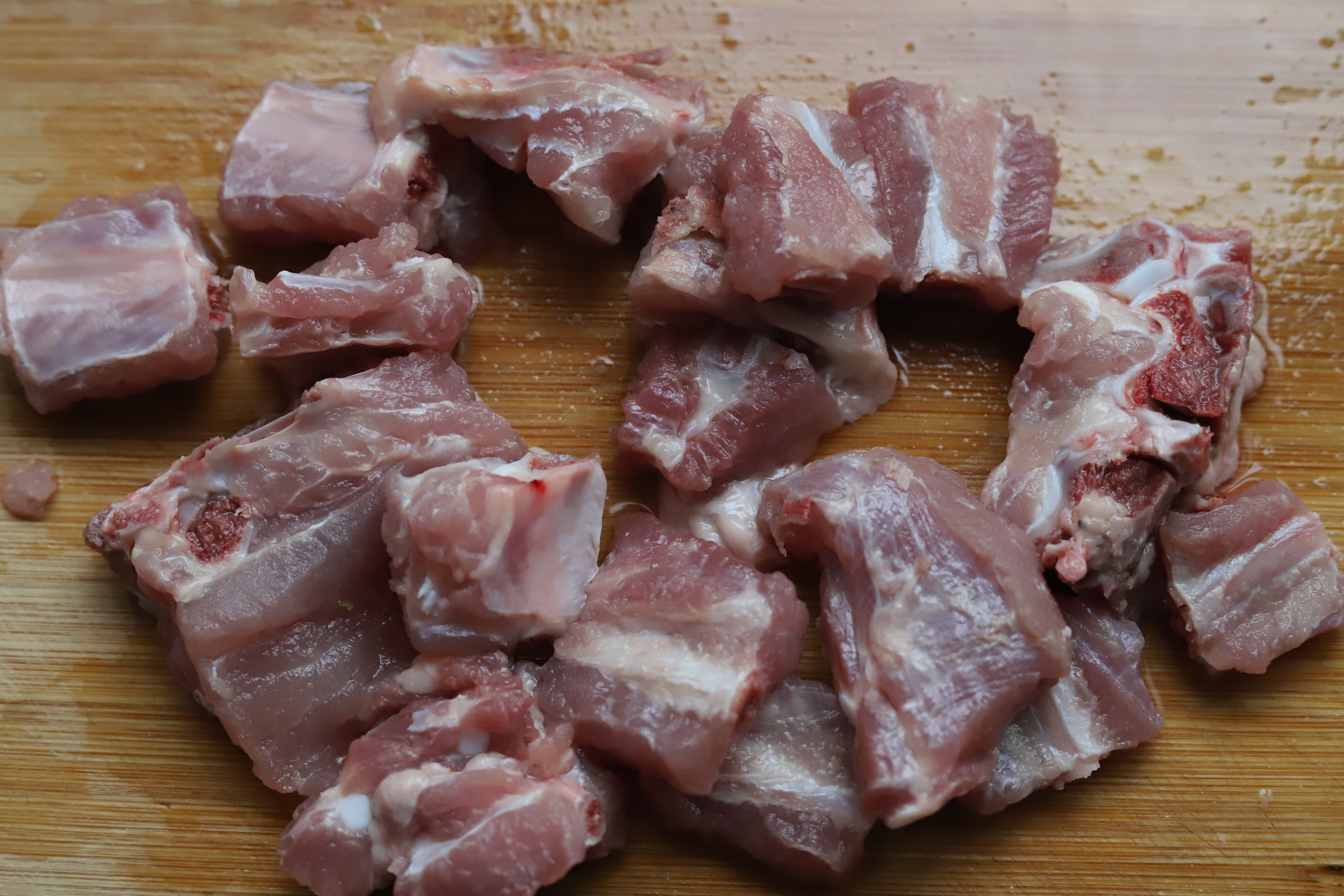 排骨汤怎么做不腥又好喝,胡萝卜玉米排骨汤怎么做才不会腥