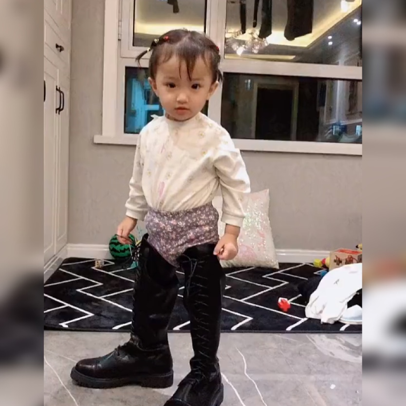 萌娃穿妈妈靴子,小孩穿妈妈长靴子视频