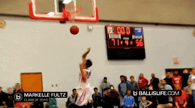 坐在观众席上看球赛篮球绝杀,坐在场边投篮