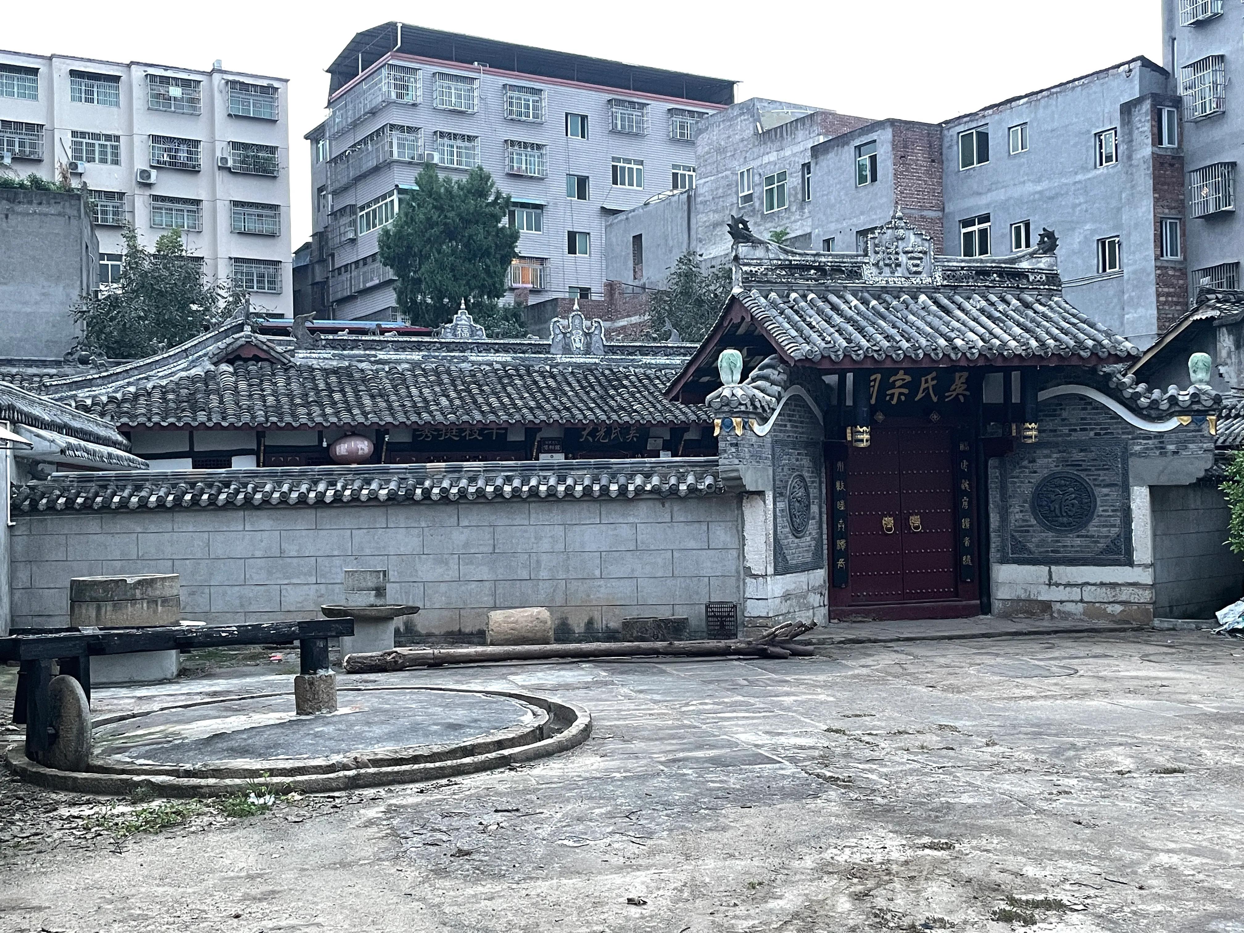 凯江边的这座古镇，别名小三台。很特别的是古城门分大小门