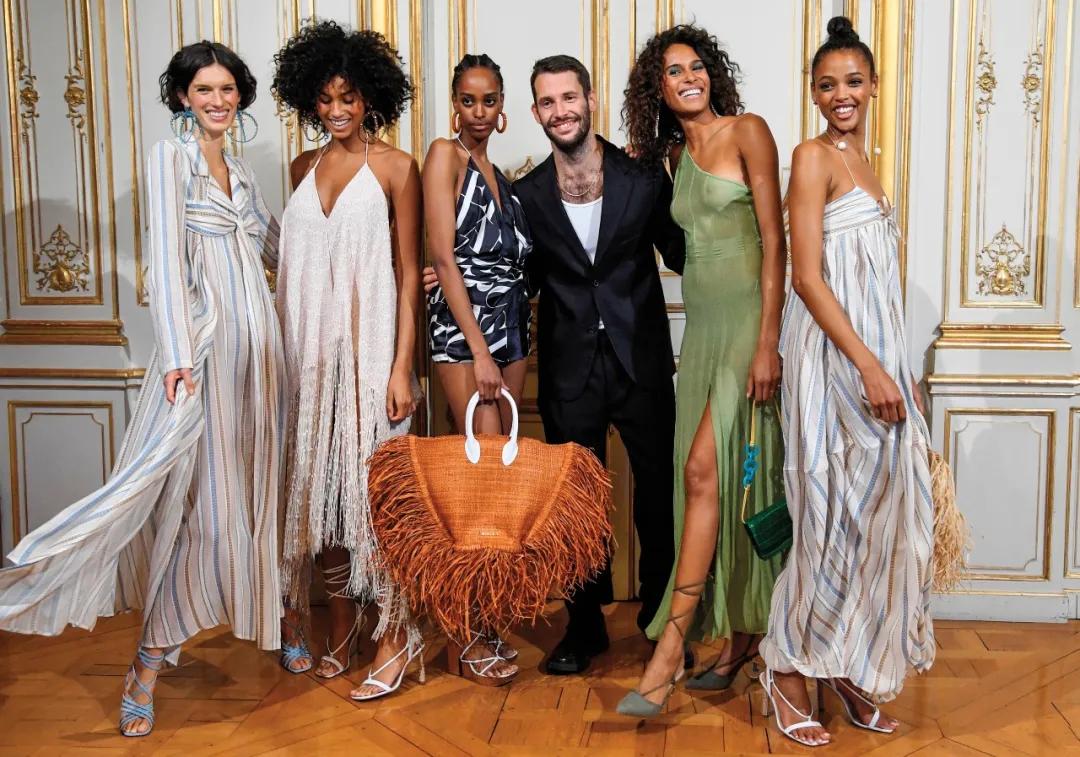 因为太穷，”乡下小伙”做的衣服口袋都没有，一言不合就关店种地