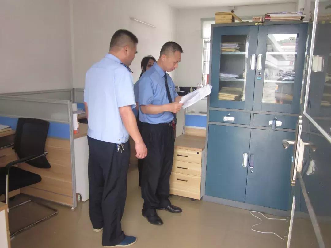 进入“高墙”内的世界，他们的一天工作开始了…