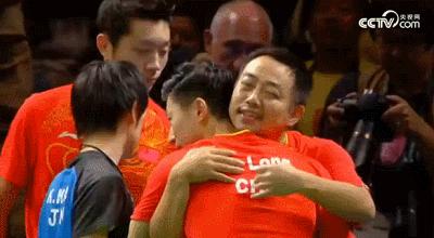 刘国梁带地主家的傻儿子图片,刘国梁给孩子买礼物