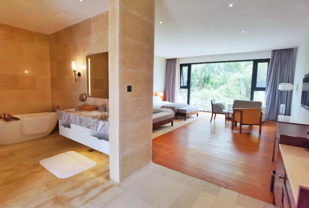 「觅趣小镇新都·原舍绿茵」湖畔泳池，畅玩斑竹园足球音乐小镇