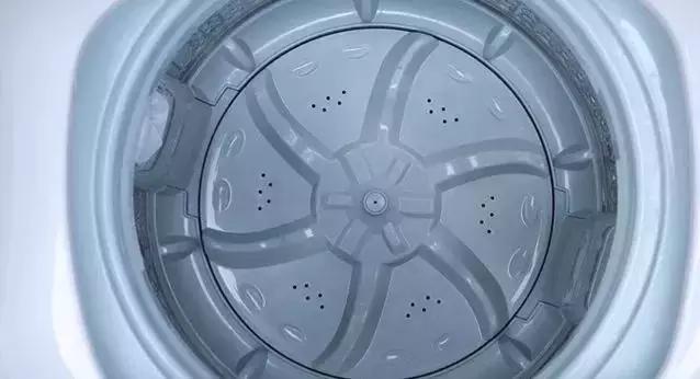 拆开洗衣机又脏又臭?教你一妙招,只需一泡,就把垃圾清空了