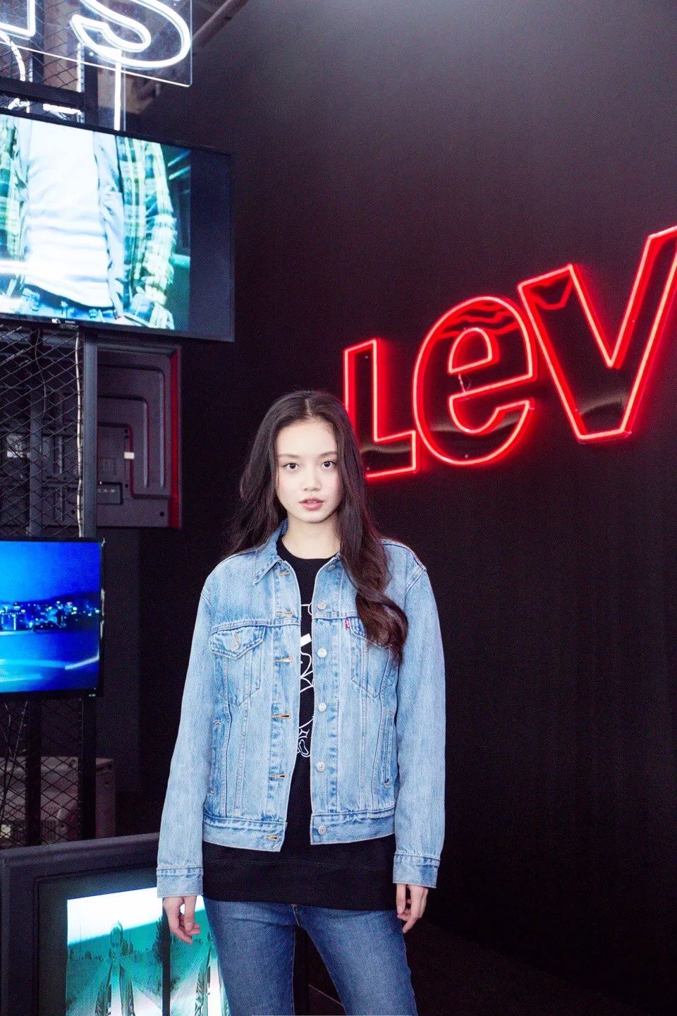 刘雯何穗个人简介,刘雯何穗奚梦瑶走秀视频