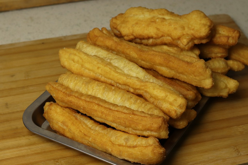炸油条好吃又软和的做法,炸油条酥脆松软教学