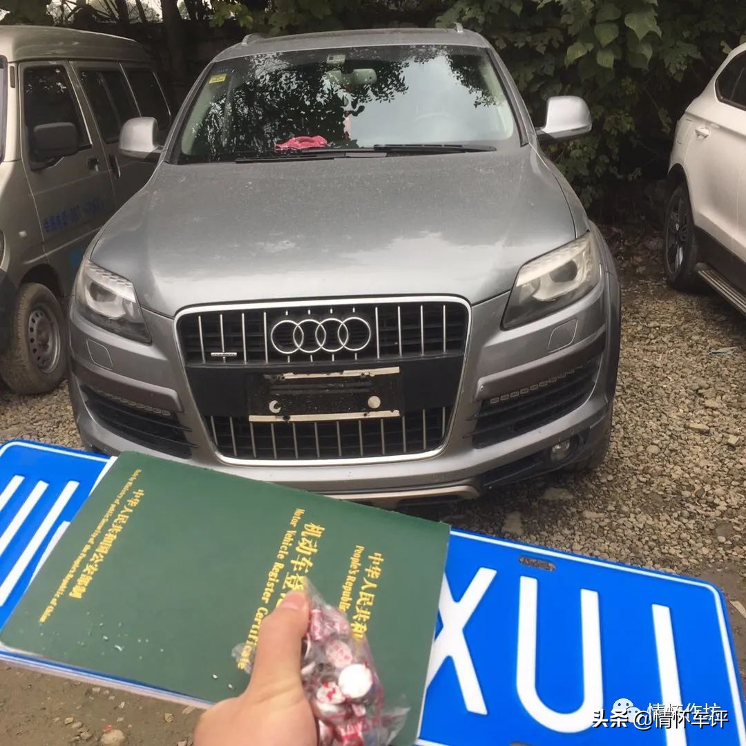 小伙买了一辆奥迪回村,小伙买了台7w的奥迪a7