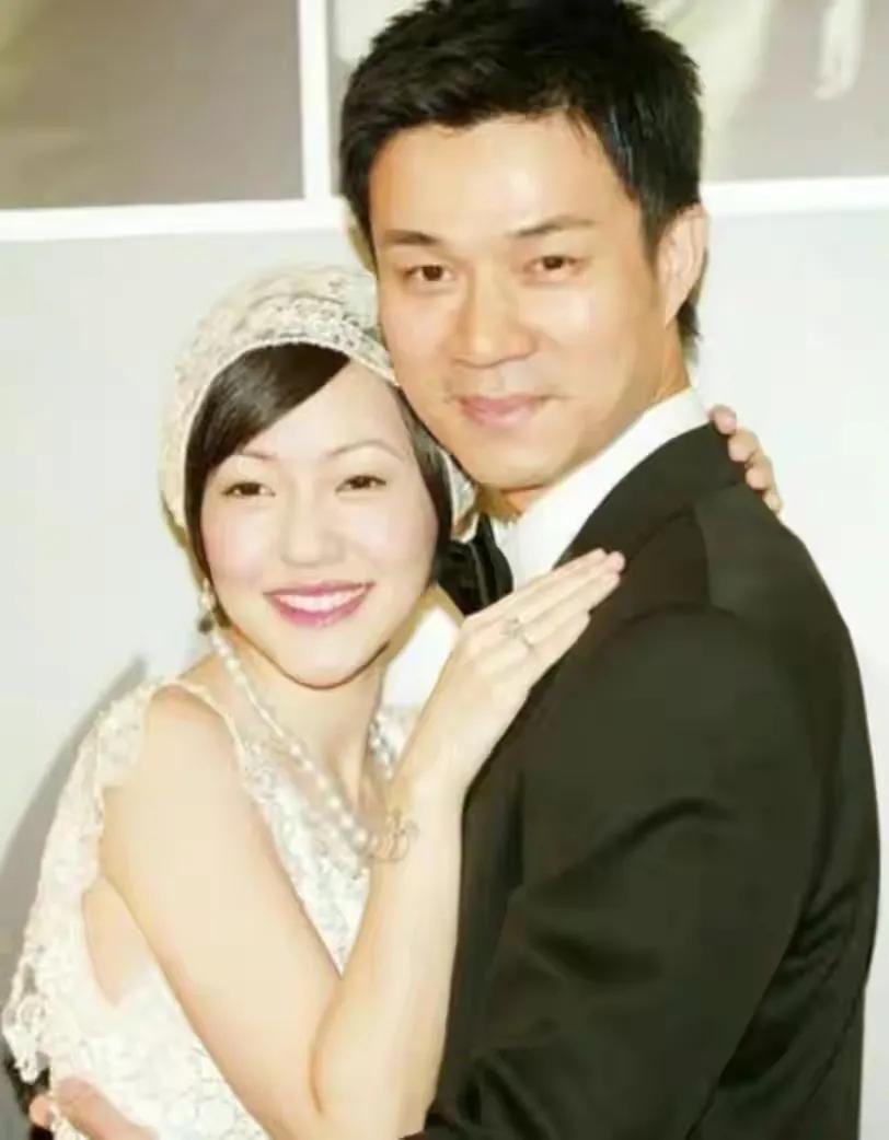 台上生猛，台下很怂：小S和这两个男人的故事，原来这么“悲惨”