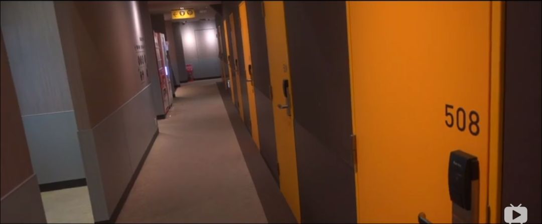 当社交恐惧成为常态，许多日本年轻人把家搬进了网吧