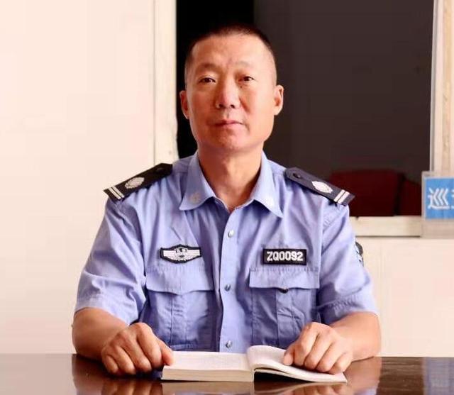 牛~武汉一高校保安大叔15年间写书3本，还自学日语发表论文励志