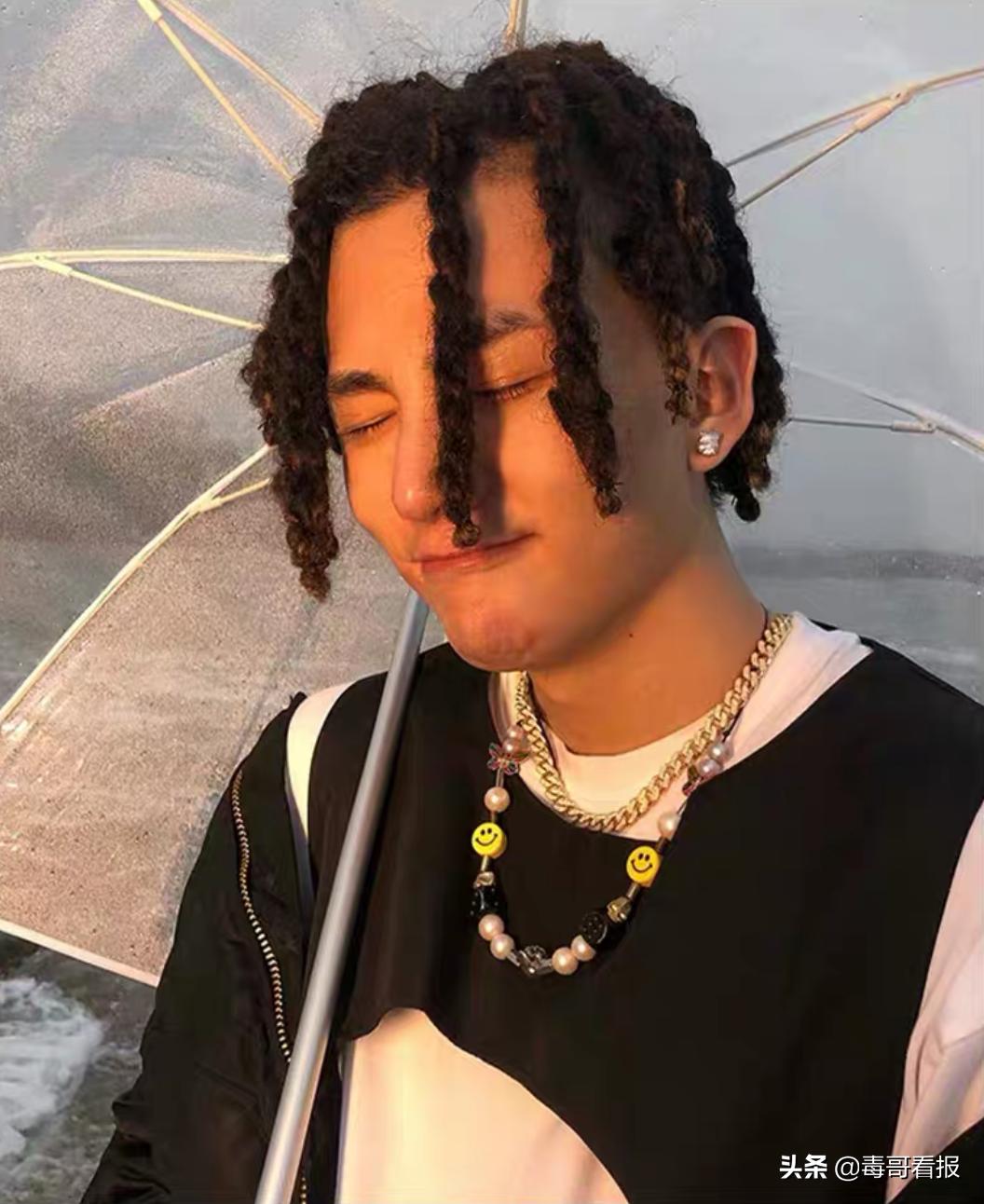 简约的首饰往往是穿搭的必杀技,首饰穿搭