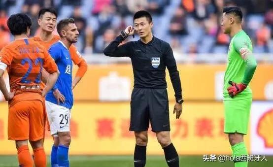 在足球场上怎样解决小便,足球场上的事