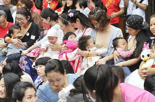 宝妈偷找男性催乳师，被丈夫当场撞见，丈夫大发雷霆：真不要脸