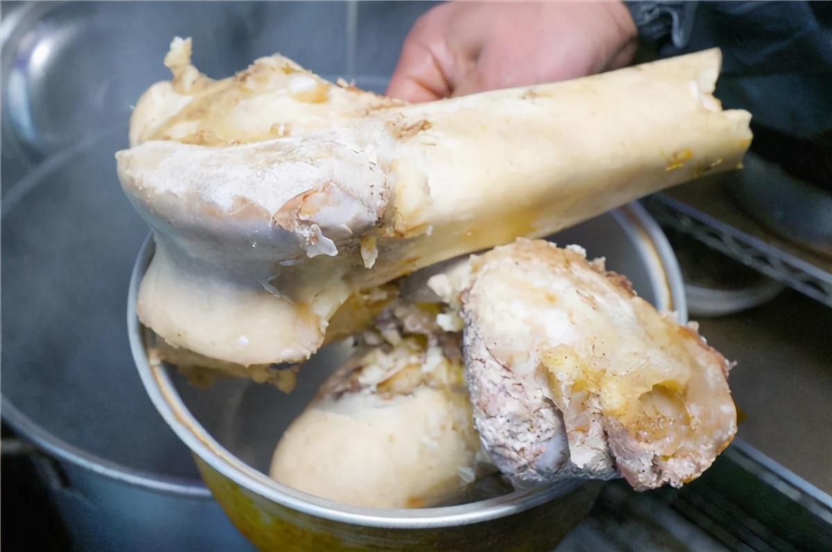 为什么熬好的肉汤在冰箱里是好的，拿出来一加热，立刻变馊了？