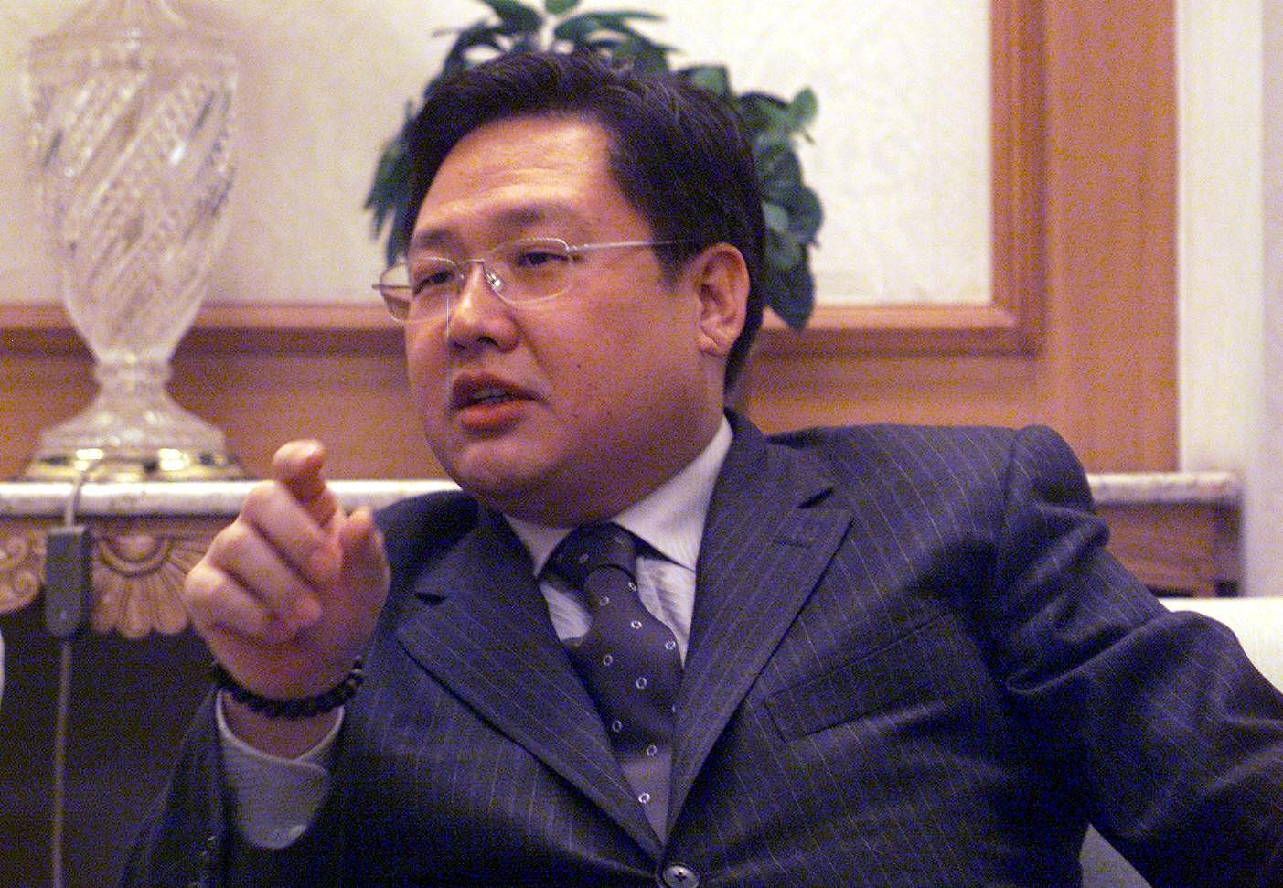 揭秘中国足坛疑似资本家族两队互换13名球员，黑龙江女首富现身