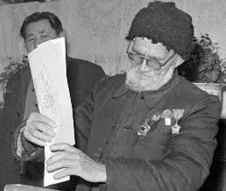 骑毛驴去看毛主席的库尔班,临终:后代参军报国,重孙女完成遗愿