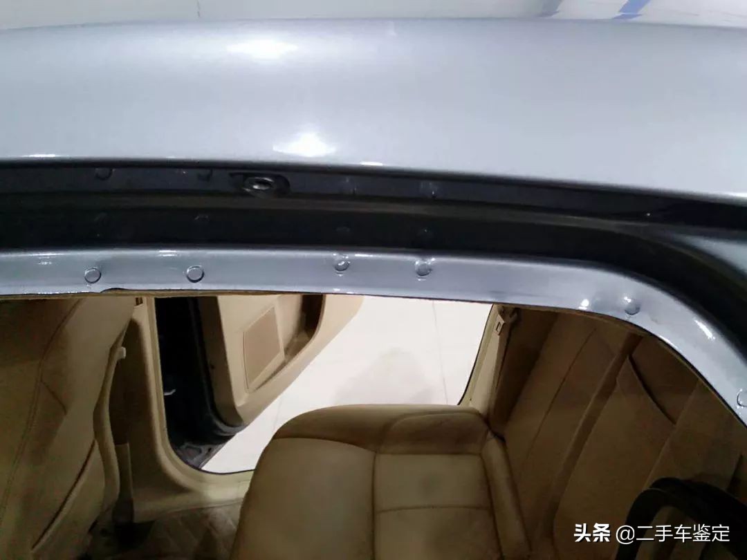 你觉得这款车的门柱焊点正常吗？难道门柱焊点不应该是排排站吗？