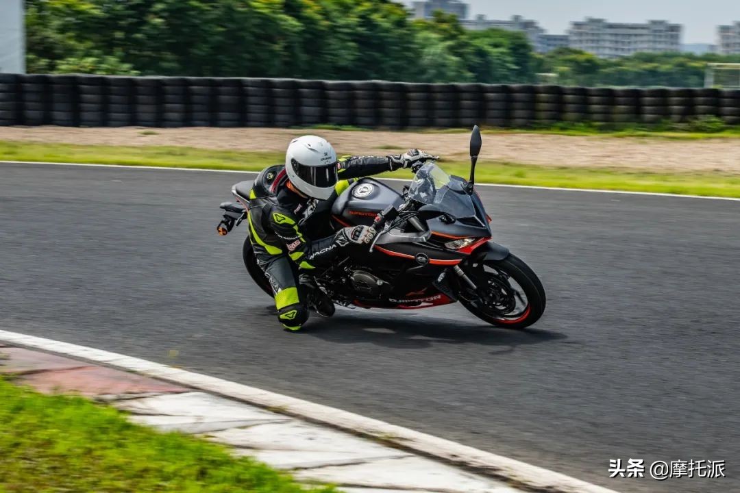 QJMOTOR赛350正式上市，28999元的全新双缸跑车入列