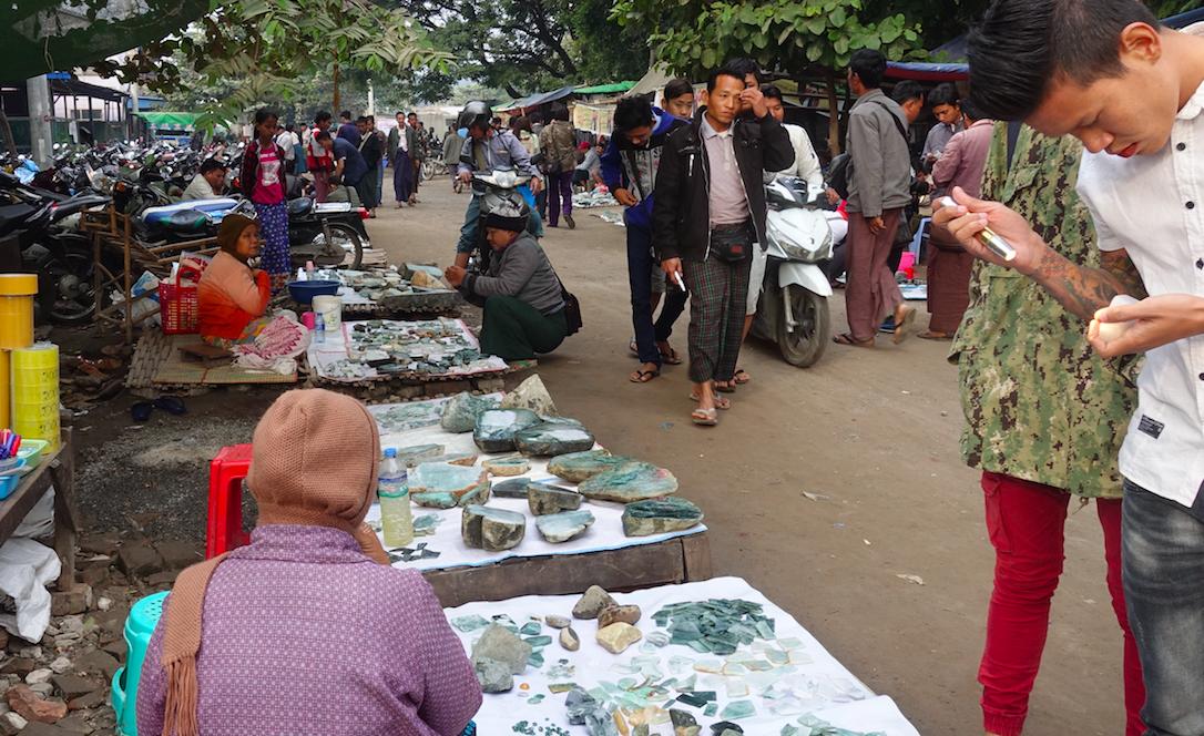 翡翠原产国，翡翠在地摊上卖，弄到国内能不能赚一笔？