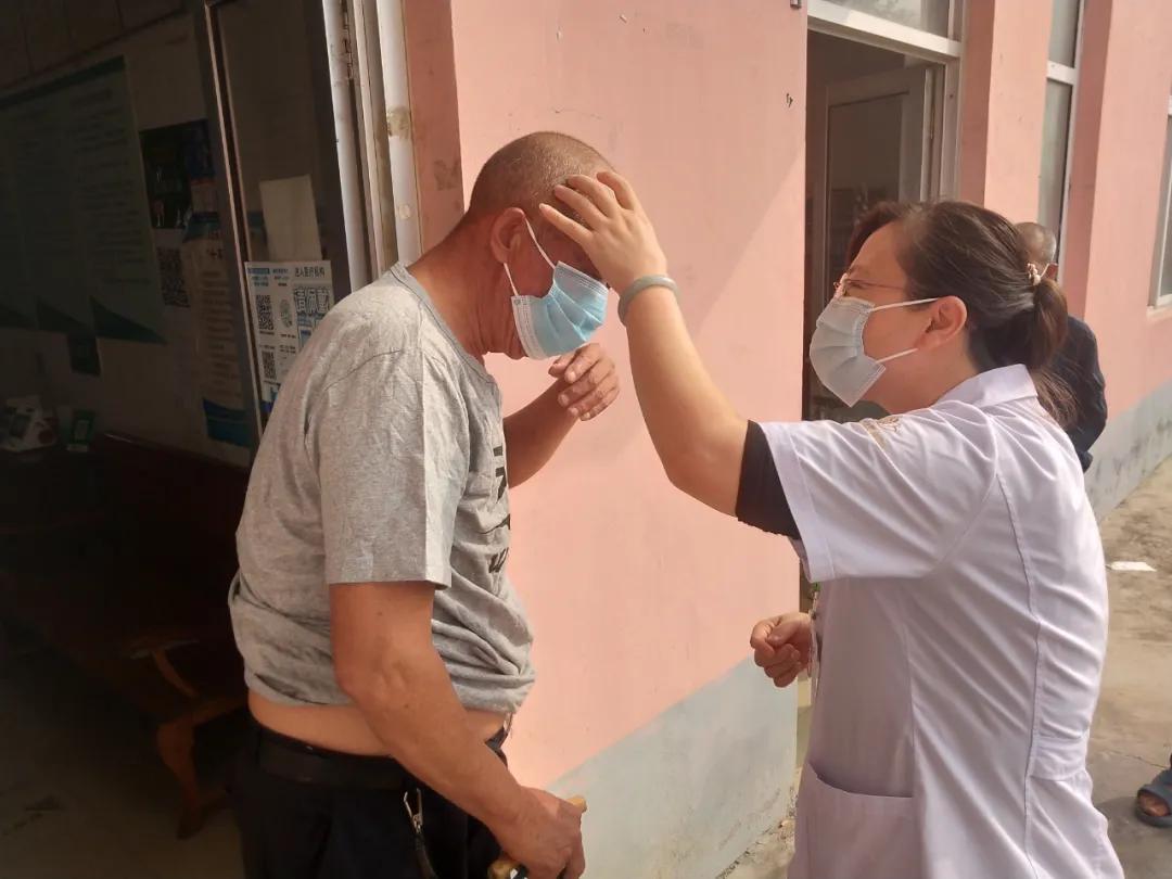 查体车开进村，莱西市市立医院开展“走百村进万家”健康义诊活动