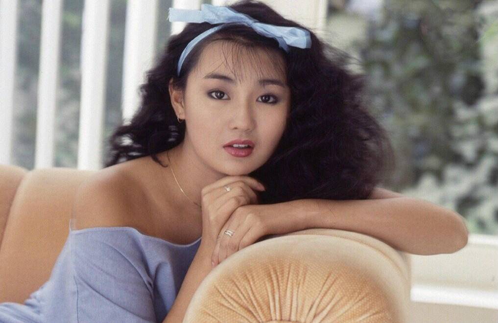 73岁影后萧芳芳：4段感情9种特长，周星驰李连杰都曾崇拜她