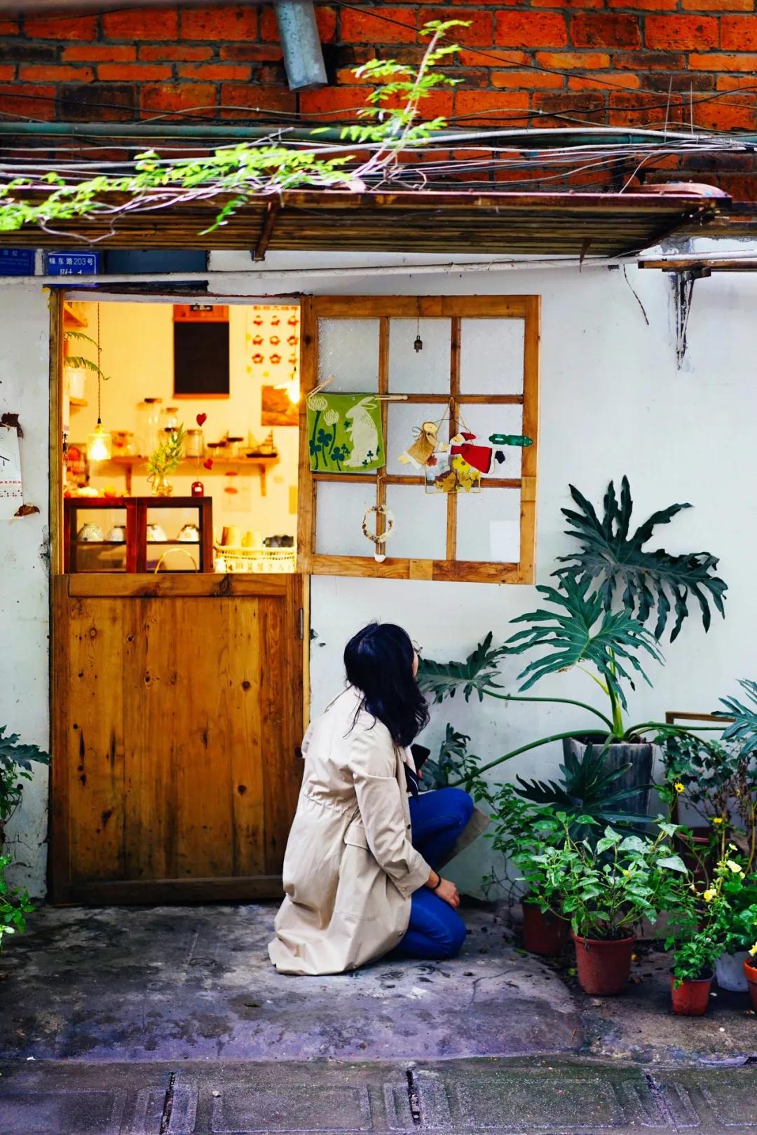 成都两个小姑娘开的老房子花艺杂货铺，外地游客不远千里专程打卡