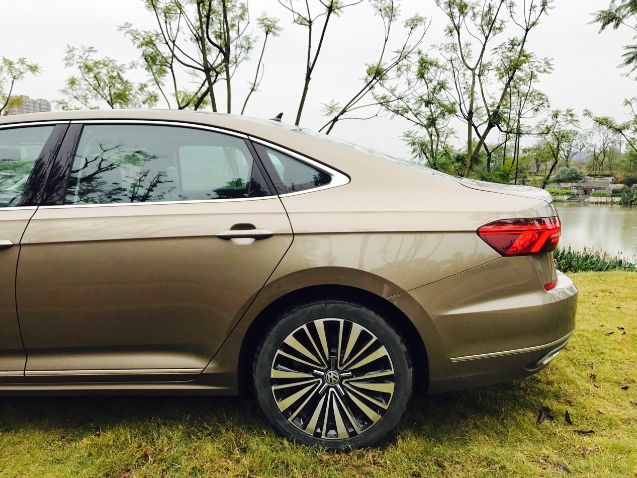 大众帕萨特380豪华版驾驶体验,大众帕萨特380豪华版驾驶感受