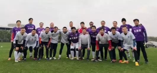 他们本想踢个球，最后却跳下了湖，关节都冻僵了，还说“值！”