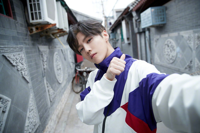 鹿晗北京踢足球,鹿晗现身胡同踢足球热搜