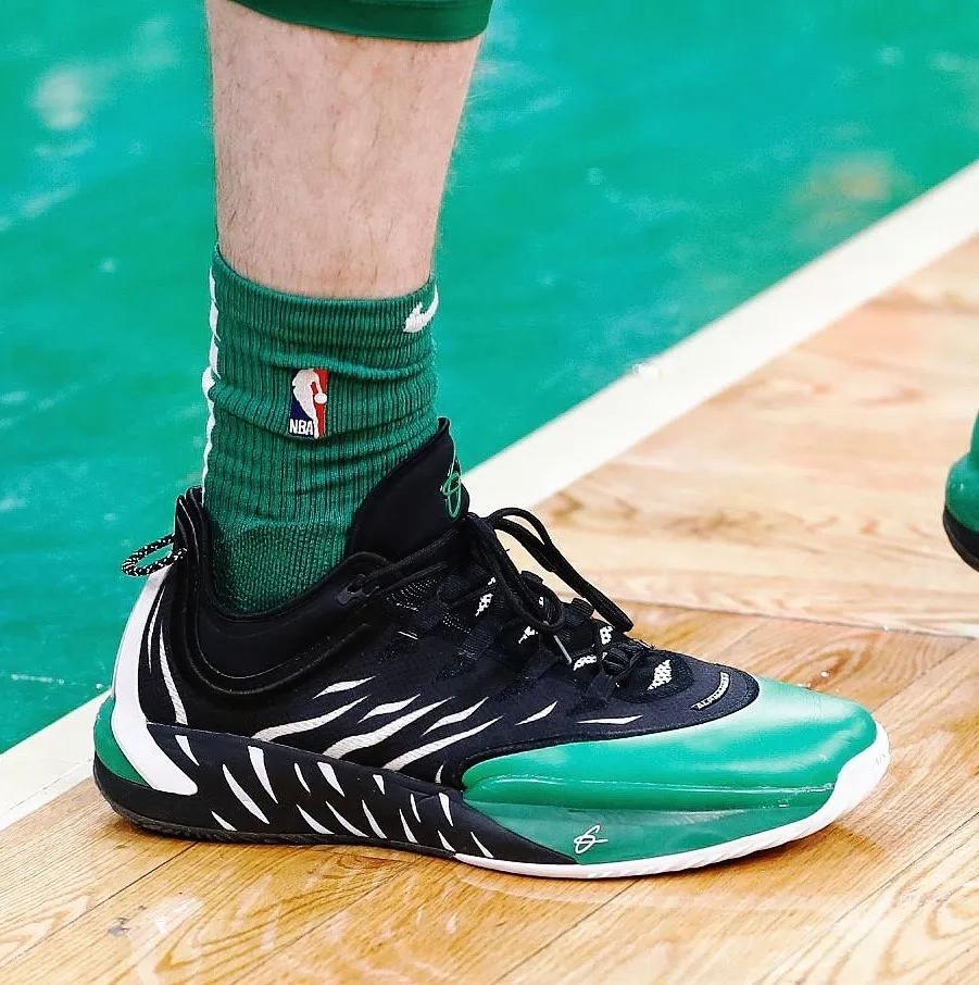 nba球员上脚安踏,nba球员上脚球鞋欧文4绿橙粉