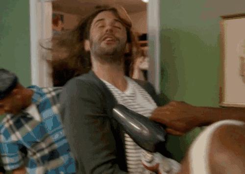 这位大胡子大哥，竟然偷了宋茜和杨幂的衣服去走红毯？！