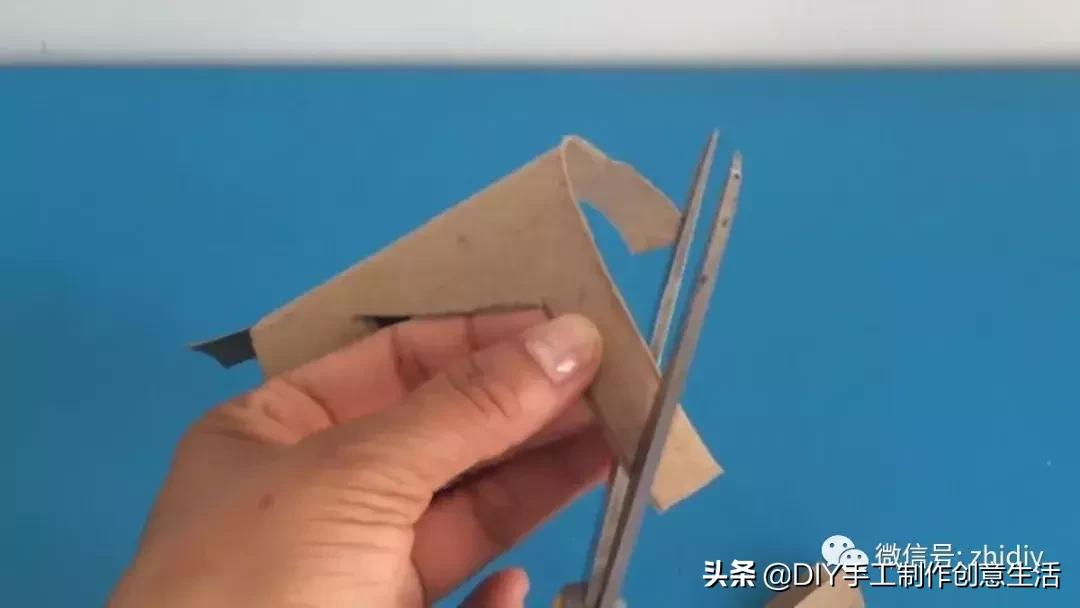 用白纸做个可爱的咩咩羊,用纸折一个可爱的小山羊