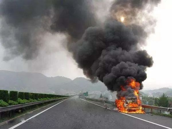 汽车自燃车主自己点的火,汽车自燃了旁边的车怎么办