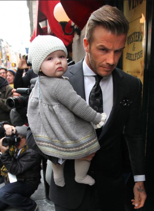 和女儿亲吻引争议,穿西装居然配拖鞋?大儿子的造型还被吐槽